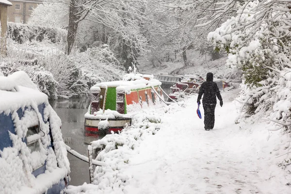 Frau läuft auf winterlichem Schleppweg in Bad, England — Stockfoto