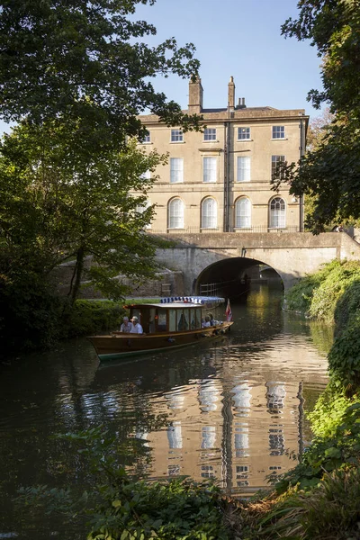 Bootsfahrt auf dem Kennet und Avon-Kanal in der Nähe von Cleveland House in b lizenzfreie Stockfotos