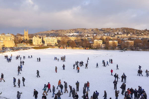 Menschen im Schnee im Bad — Stockfoto