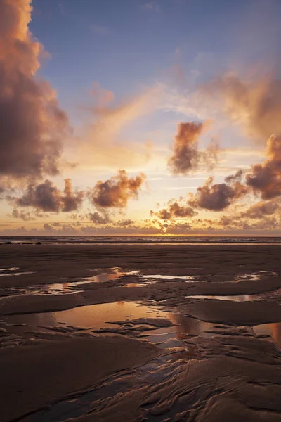 Stark gyllene solnedgång på Cornish Beach Stockbild