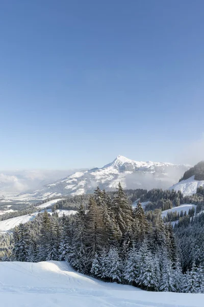 Vista de inverno dos Alpes Kitzbuhel na Áustria com um azul claro s — Fotografia de Stock