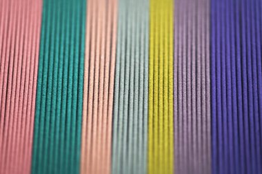 Renkli tütsü çubuklarının yakın çekimi