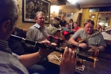 Doolin 'de bir İrlanda barında müzik çalan üç adam ve onları dinleyen diğer müşteriler.
