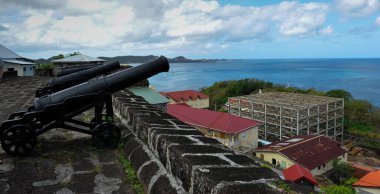 Top mermilerinin panoramik görüntüsü Santa Lucia, Santa Lucia 'daki Fort Rodney' i hedef alıyor.