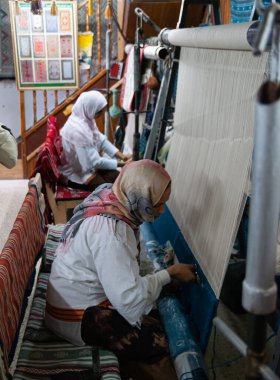 Berber kadınlar Tunus 'ta ahşap tezgahlı halılar yapıyorlar.