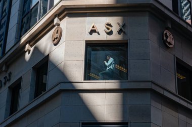 ASX Avustralya Menkul Kıymetler Borsası / Sydney Borsası 'nda telefonda konuşan bir adam.