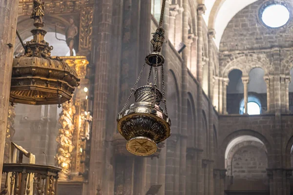 Sallanan Botafumeiro Santiago de Compostela Katedrali 'nde tütsü bulutları dağıtıyor.