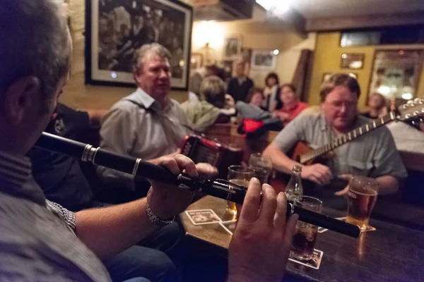 Doolin 'de bir İrlanda barında müzik çalan üç adam ve onları dinleyen diğer müşteriler.