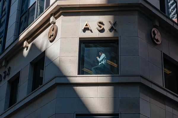 ASX Avustralya Menkul Kıymetler Borsası / Sydney Borsası 'nda telefonda konuşan bir adam.