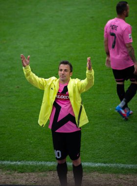 Alessandro Del Piero, Juventus ile yaptığı son resmi maçta destekçilerini selamlıyor.