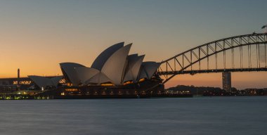 Günbatımında Sydney Opera Binası ve Liman Köprüsü 'nün harika manzarası
