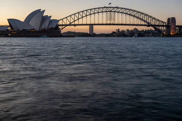 Günbatımında Sydney Opera Binası ve Liman Köprüsü 'nün harika manzarası