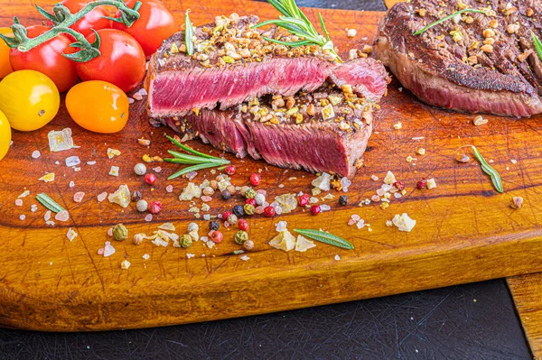 Jugoso Bistec Parrilla Angus Negro Envejecido Con Grano Pistacho Avellanas — Foto de Stock