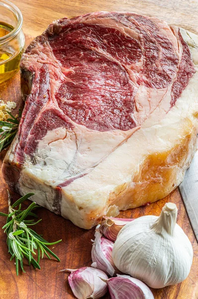 Carne Vaca Rubia Gallega Envejecida Lista Para Asar Con Ajo — Foto de Stock