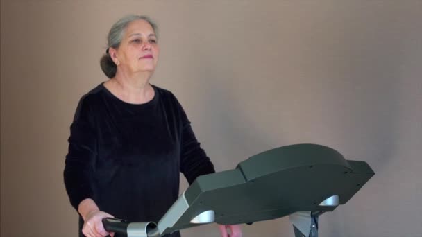 La femme utilise la montre intelligente pour surveiller son pouls. Concept de la technologie pour vérifier la santé — Video