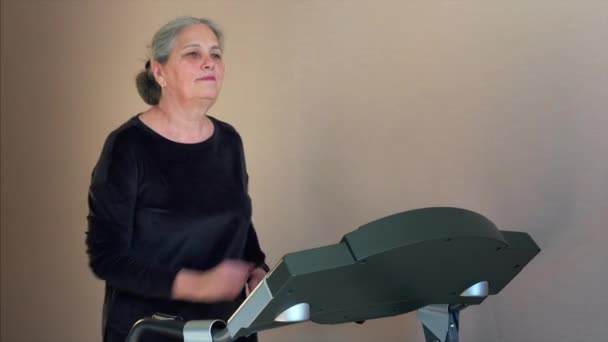 Athletic Senior Woman Running on Treadmill. Training her endurance, cardio — 图库视频影像