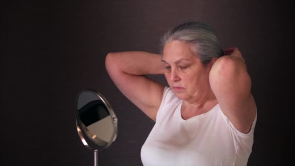 Mujer arreglando el pelo preparándose en casa. Preparación matutina — Vídeo de stock