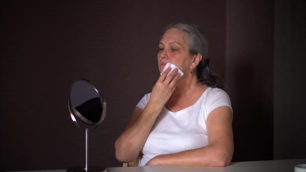 Güzel, olgun bir kadın evde güzellik prosedürleri sırasında temiz yüzlü olur.. — Stok video