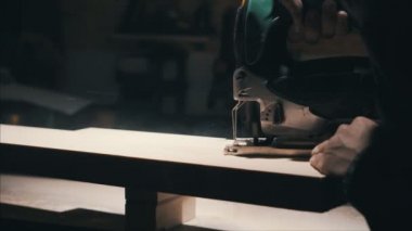 Joiner kalin karaağaç kalasli testere ayarlarini hazirla. Düşük ışık 