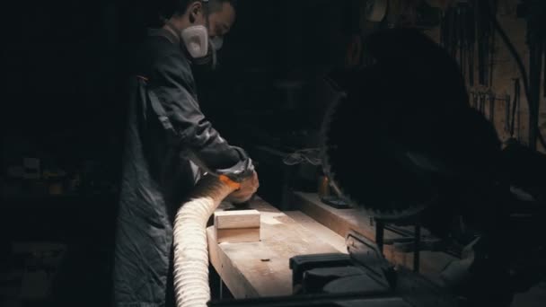 Trabajador de madera utiliza aspiradora para recoger virutas después del trabajo — Vídeo de stock