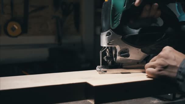 Primer plano, trabajador de madera preparar ajustes de sierra de plantilla, cortar la placa de madera. Muebles hechos a mano — Vídeos de Stock