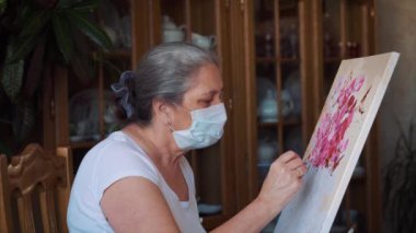 Sanat, hobi, iş ve yaratıcı meslek kavramı. Hijyenik maske takan kadın