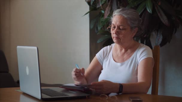 Woman making notes, copying information from internet site during self isolation — Stock Video