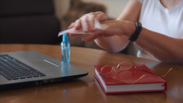 Vrouw die antibacteriële gel op haar handen spuit. Afzonderlijke werkplek. — Stockvideo