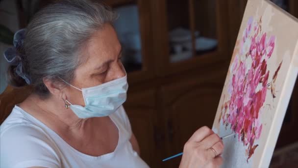 Adulto pittura femminile in quarantena a casa indossando maschera medica — Video Stock