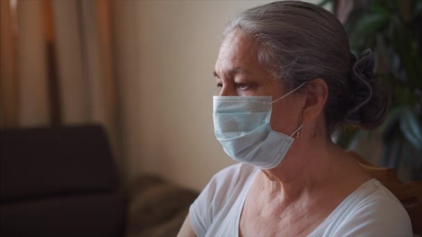 Pandemia. Mulher Sênior fazer trabalho de escritório em casa usando máscara protetora — Vídeo de Stock