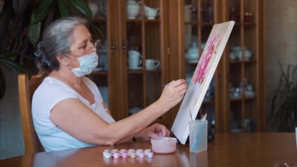 Ανώτερη γυναίκα ζωγραφική στο σπίτι κατά τη διάρκεια της απομόνωσης καραντίνα coronavirus — Αρχείο Βίντεο