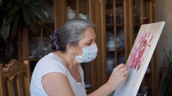 Sanat, hobi, iş ve yaratıcı meslek kavramı. Hijyenik maske takan kadın