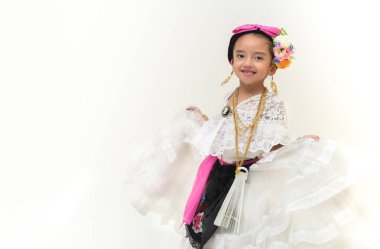Küçük Meksikalı dansçı kız Veracruz Meksika 'da geleneksel halk kostümü giymiş.