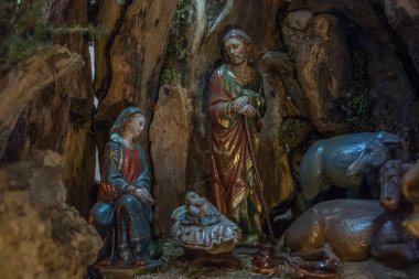 Bakire Meryem ve İsa 'nın doğumunda bilge adamlar hediyeler dağıtıyor ve çocuk Tanrı' ya tapıyorlar.