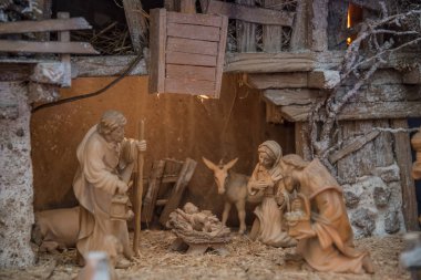 Bakire Meryem ve İsa 'nın doğumunda bilge adamlar hediyeler dağıtıyor ve çocuk Tanrı' ya tapıyorlar.