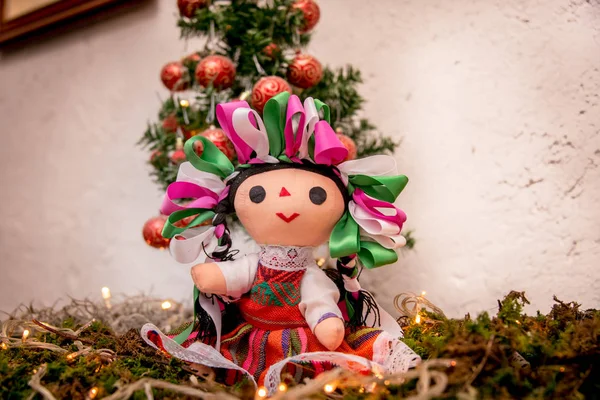 墨西哥圣诞娃娃 带有五彩缤纷的标志和彩带 背景明亮 — 图库照片