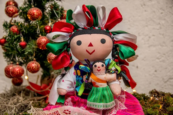 Boneca Natal Mexicano Com Sinal Colorido Fitas Luzes Brilhantes Fundo — Fotografia de Stock