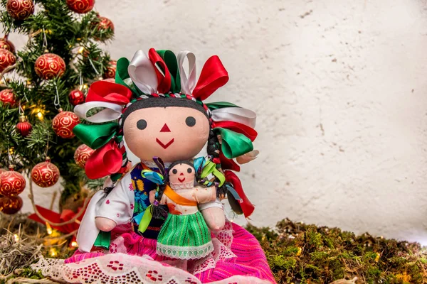 Boneca Natal Mexicano Com Sinal Colorido Fitas Luzes Brilhantes Fundo — Fotografia de Stock