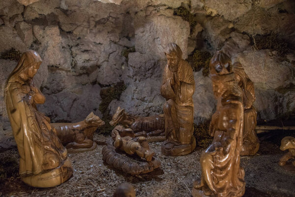 Дева Мария, и мудрые люди при рождении ребенка Иисуса, доставляя подарки и поклоняясь дитя Бога
