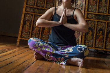 Adam içeride yoga pozisyonu alıyor.