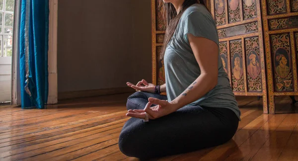 Kvinna Gör Yogapositioner Inomhus — Stockfoto
