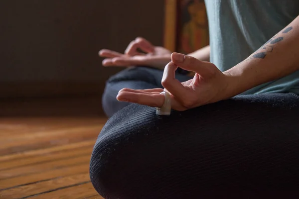 Kvinna Gör Yogapositioner Inomhus — Stockfoto