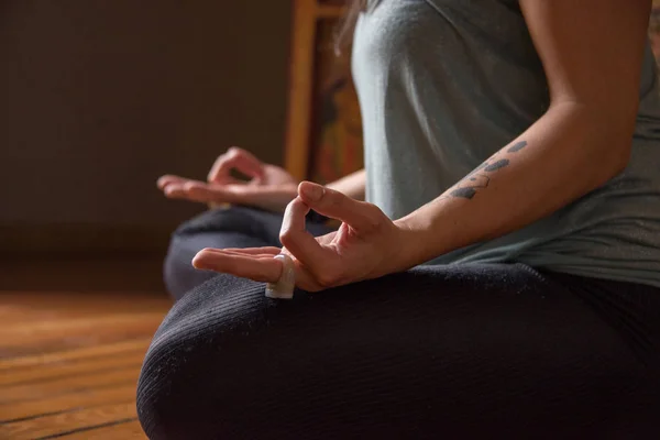 Kvinna Gör Yogapositioner Inomhus — Stockfoto