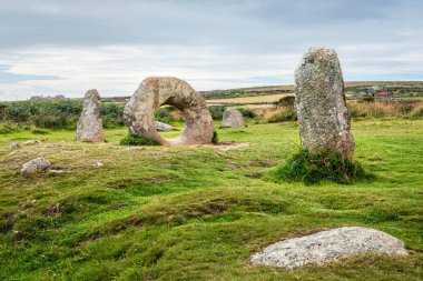 Ücretli bir adam ayakta taşlar West Cornwall