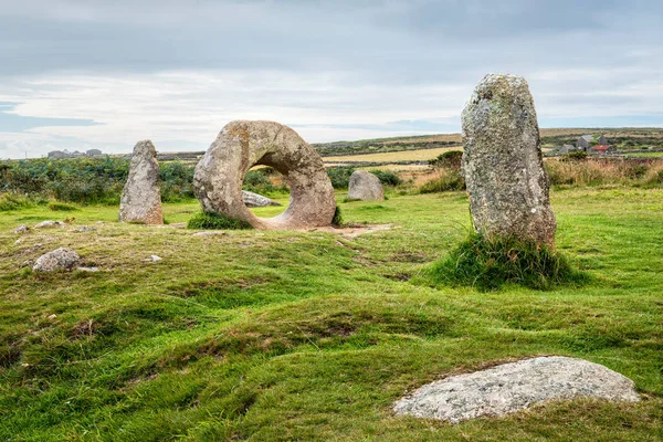 Ücretli bir adam ayakta taşlar West Cornwall