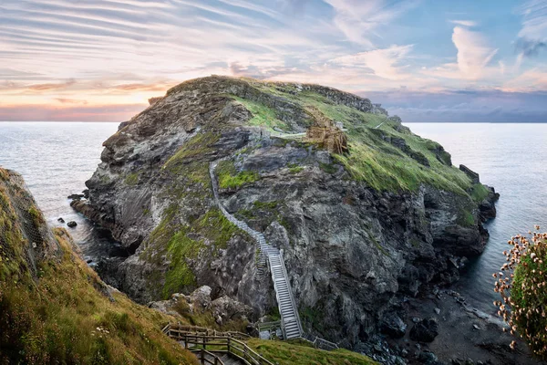 Cornwall, İngiltere'de Tntagel kalesi kalıntıları ediyor