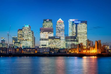 Canary Wharf Londra gece karanlığında
