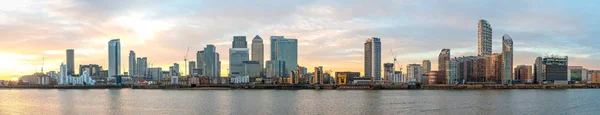 Panorama of Isle of Dogs and Canary Wharf in London at sunset — Stock Photo, Image