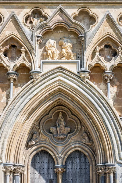 Esculturas sobre la puerta oeste de la catedral de Wells — Foto de Stock