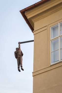 Asılı adam heykel Prag